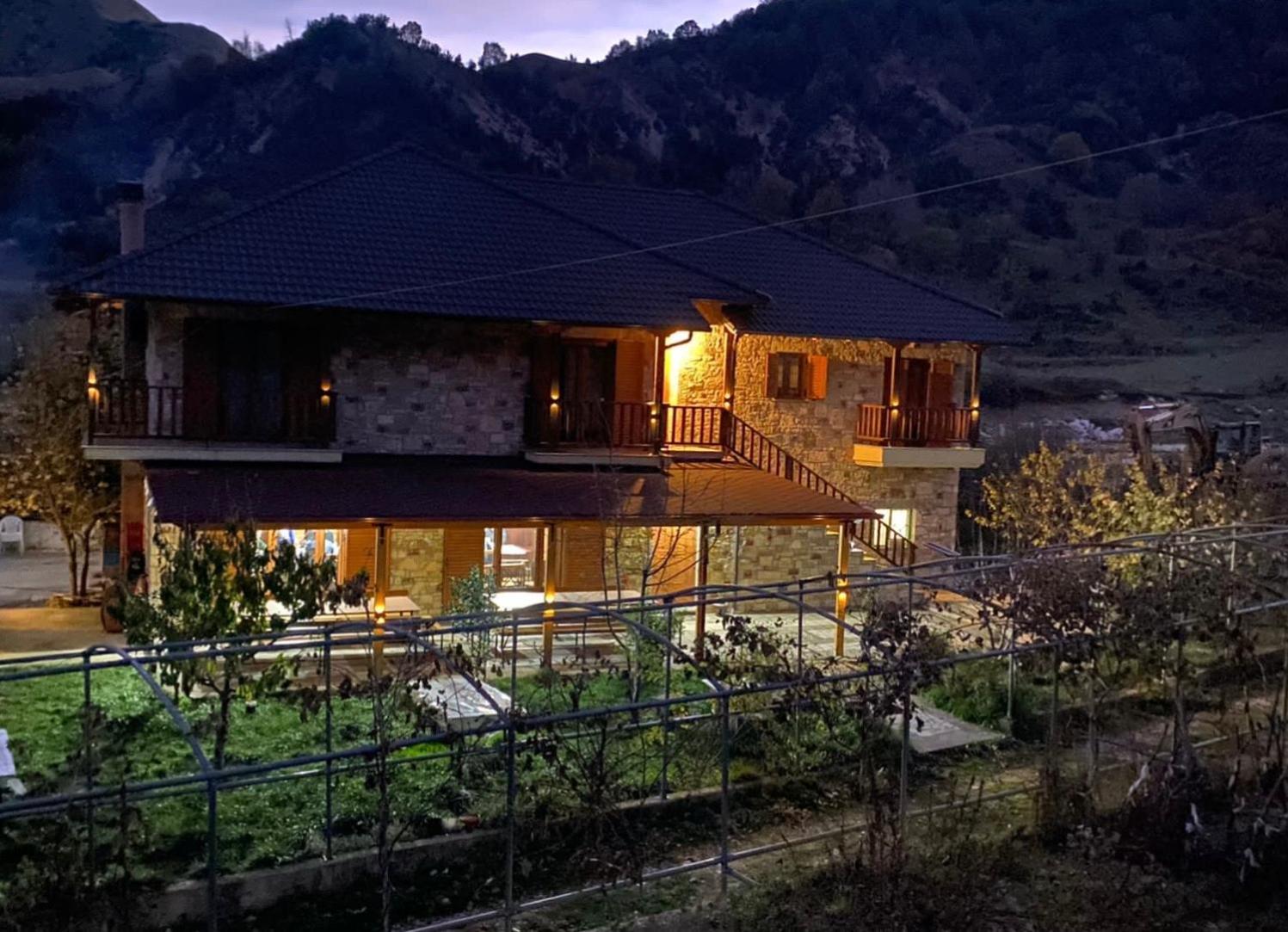 Hostel Bujtina Hader Xhebro Tepelene Exteriér fotografie